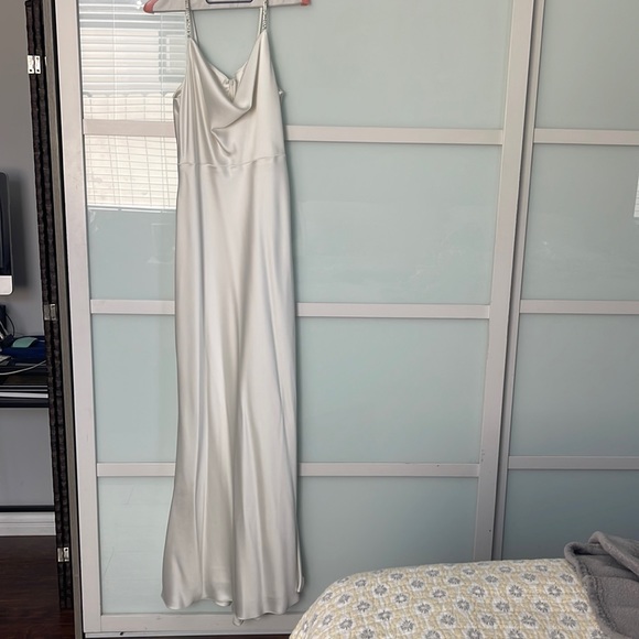 Beautiful satin white dress worn once - Picture 1 of 8